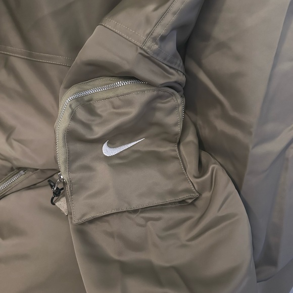 Nike SPTCAS FQ7582-276 Down Fill Light Olive Puffer Jacket $300 Women’s Sz S / M - Picture 5 of 5
